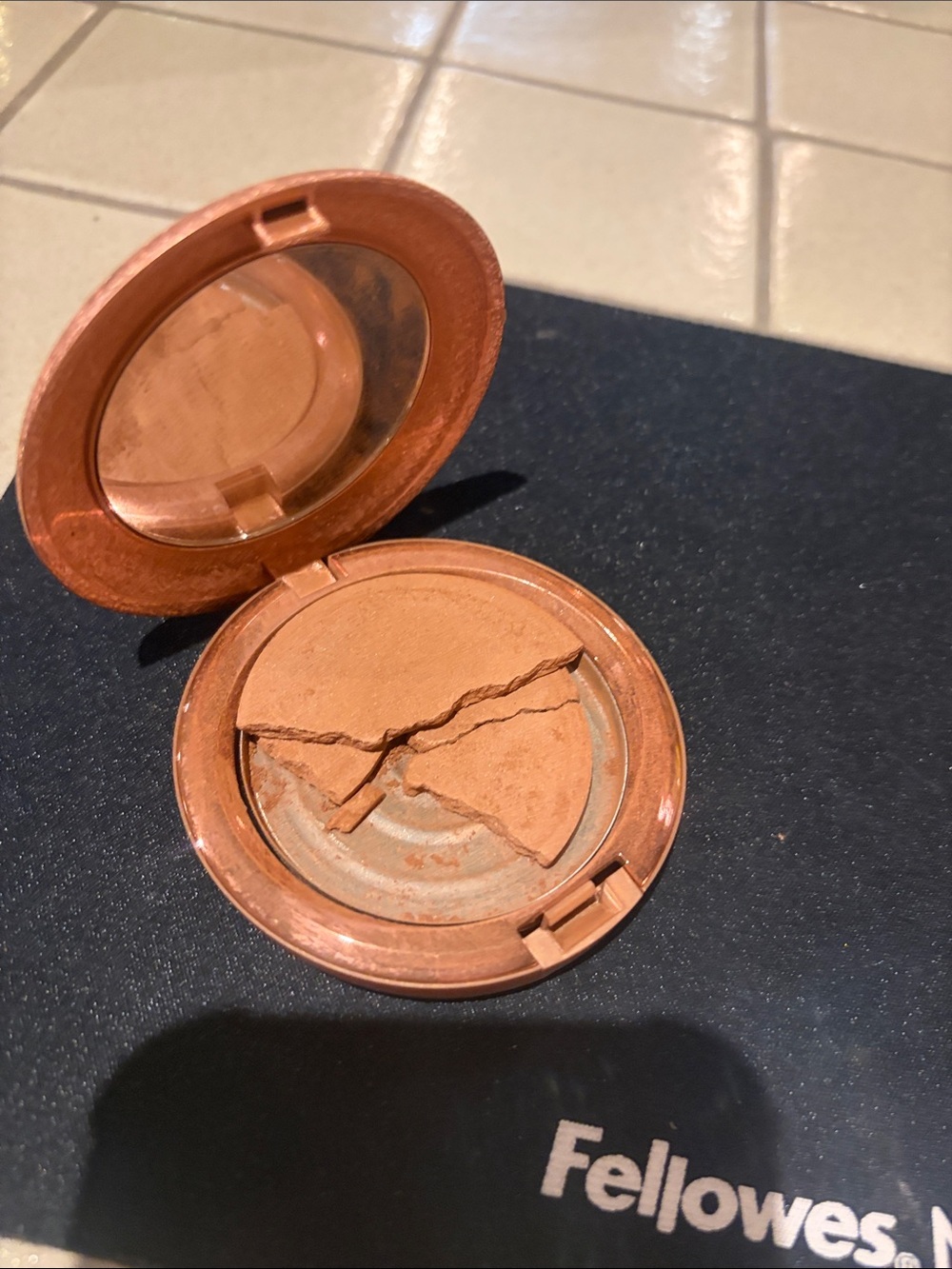MAC Cosmetics Bronzer Compact in radiant medium golden skinfinish
